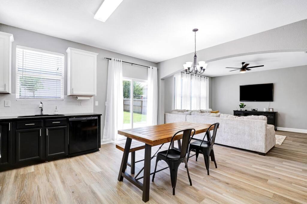 Spacious Two Story Home_ Casa Cavazos *